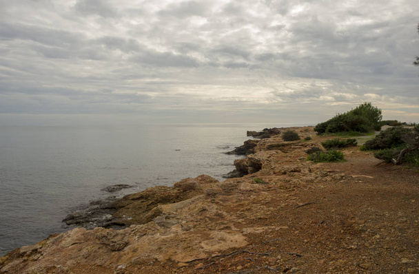 Η θάλασσα της Ίμπιζα, μια πολύ συννεφιασμένη μέρα, Ισπανία - Φωτογραφία, εικόνα