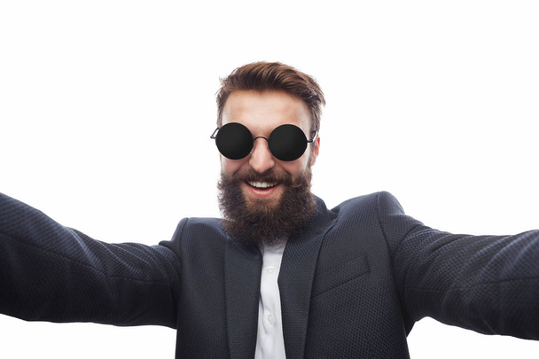 Trendy bearded man in suit and sunglasses - Photo, Image