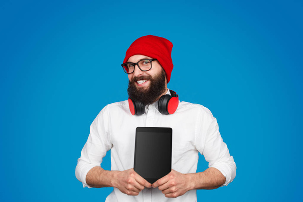 Stylish guy with modern tablet - Foto, afbeelding