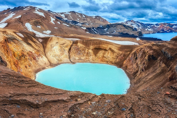 Csodálatos természeti táj, Viti geotermikus kráter-tó és Oskjuvatn tó Askja caldera, izlandi-felföld. Festői kilátást, szabadtéri utazási háttér - Fotó, kép