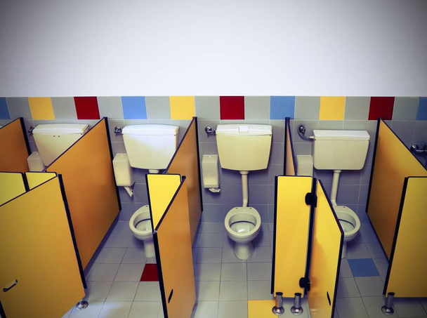 vintage eski tonda etkisi ile çocuksuz bir anaokulu tuvalet - Fotoğraf, Görsel