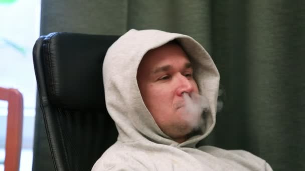 Uomo che fuma vapore di sigaretta elettronica. danno alla salute e cattive abitudini
 - Filmati, video