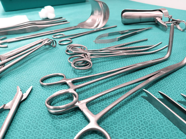 Fermer l'image des instruments chirurgicaux stériles
 - Photo, image