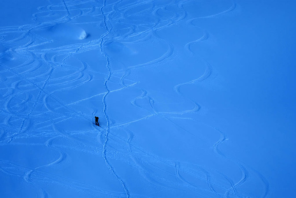 Sert kış durumda trekking. Kış dağ manzarası - Fotoğraf, Görsel