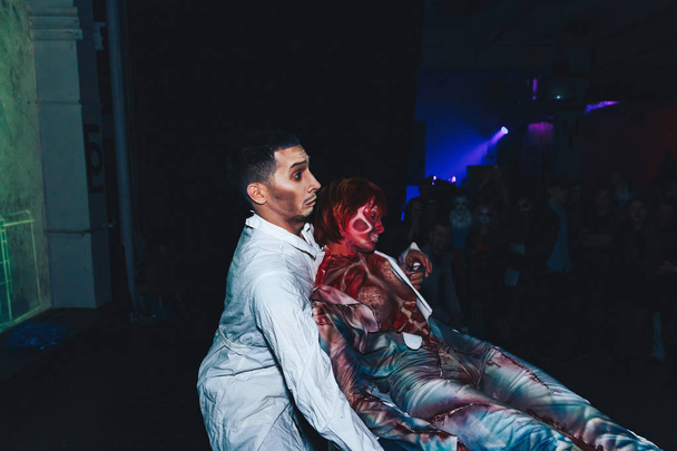 October 28-29, 2017 - Minsk, Belarus: Art space, Top Party dedicated to HALLOWEEN, man in doctor costume and skinless women making performance - Foto, afbeelding