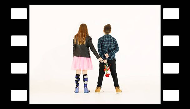 un couple d'amoureux, une fille et un garçon avec une rose
 - Photo, image