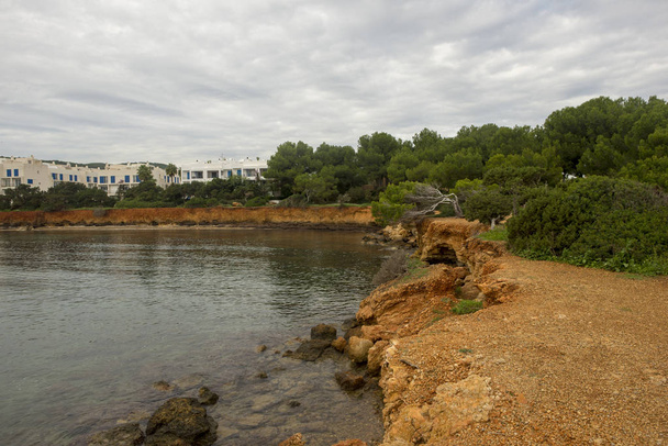 O mar de Ibiza um dia muito nublado, Espanha
 - Foto, Imagem