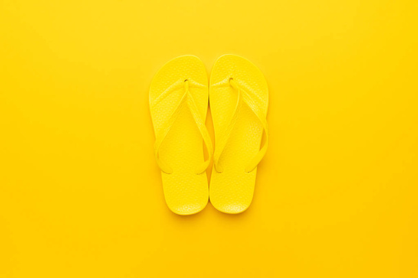 yellow beach flip-flops - Foto, afbeelding