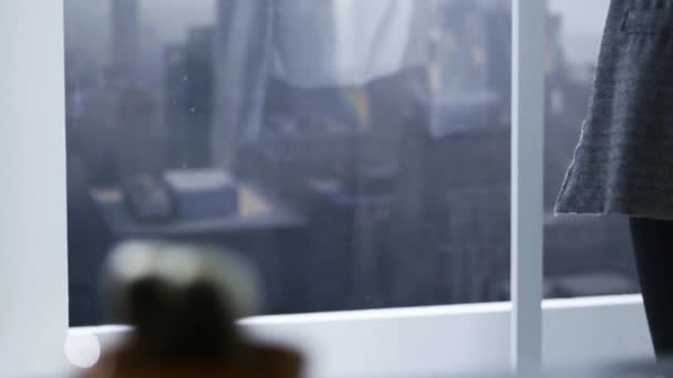 Mujer de negocios confiada tomando un café en su oficina, ella se está relajando y mirando a la ventana
 - Metraje, vídeo