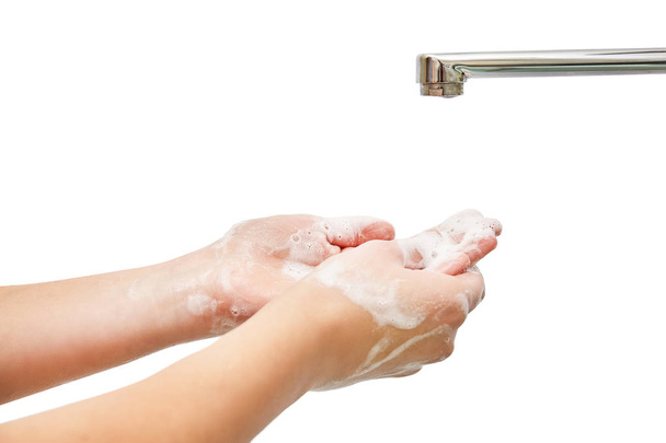 πλύσιμο των χεριών, κάτω από το ρέοντας νερό βρύσης, απομονώνονται σε λευκό φόντο - Φωτογραφία, εικόνα