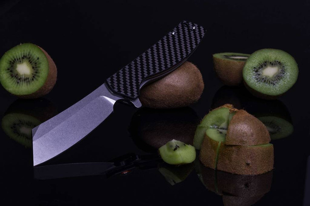 Chopper fruit slicing. Sliced Kiwi. Kiwi slices and knife. - Fotoğraf, Görsel