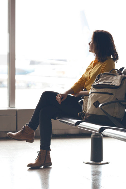 girl with  backpack waiting for departure in the airpor - Φωτογραφία, εικόνα