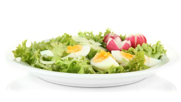 świeża sałatka z jaj, liście sałaty i inne warzywa, na białym tle - Zdjęcie, obraz