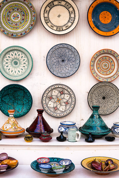 Colorido plato y recuerdos de tajine en venta en una tienda en Essaouira, Marruecos
 - Foto, Imagen