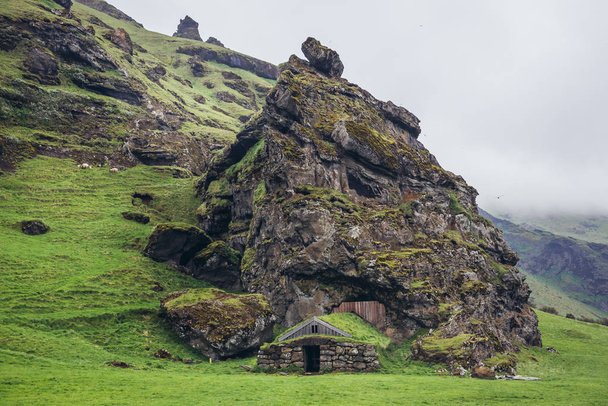 Gyep a ház mellett barlang a Rutur - Rutshellir-Izland déli részén - Fotó, kép