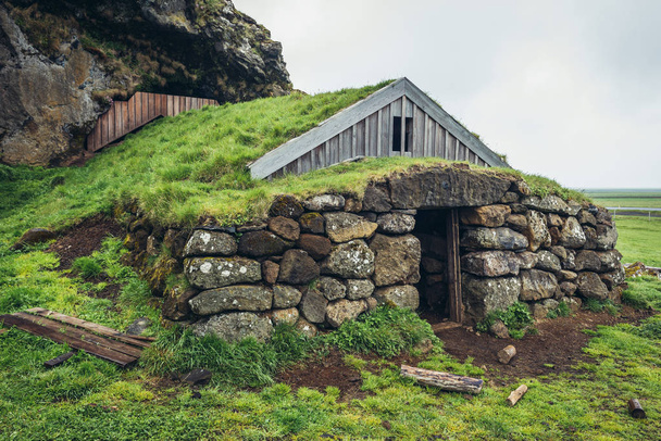 Τύρφη εξοχικό δίπλα στη σπηλιά του Rutur - Rutshellir στο νότιο τμήμα της Ισλανδίας - Φωτογραφία, εικόνα