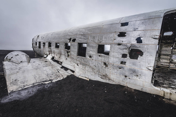 Vue latérale du naufrage d'un avion américain Solheimasandur dans le sud de l'Islande
 - Photo, image
