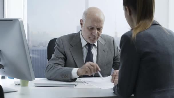 Professional advisor meeting a customer in the office, he is giving advice and explanations about financial products, banking and insurance - Metraje, vídeo