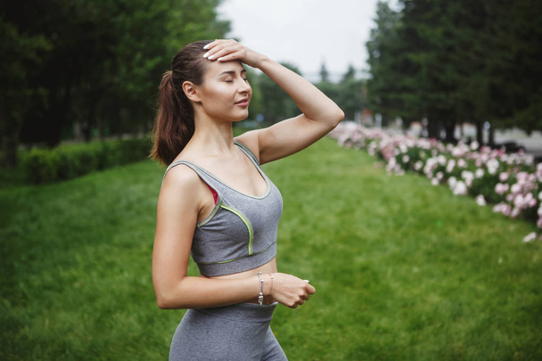 Młoda kobieta jogging ścieżki w parku - Zdjęcie, obraz