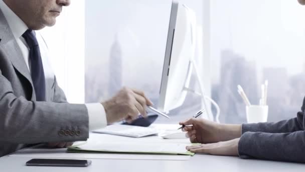 Клієнт зустрічає фінансового консультанта в офісі, підписує контракти і дає рукостискання: бізнес-угоди і концепція страхування
 - Кадри, відео