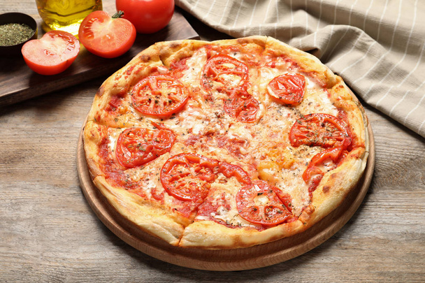 Kuuma juusto pizza Margherita puinen pöytä
 - Valokuva, kuva
