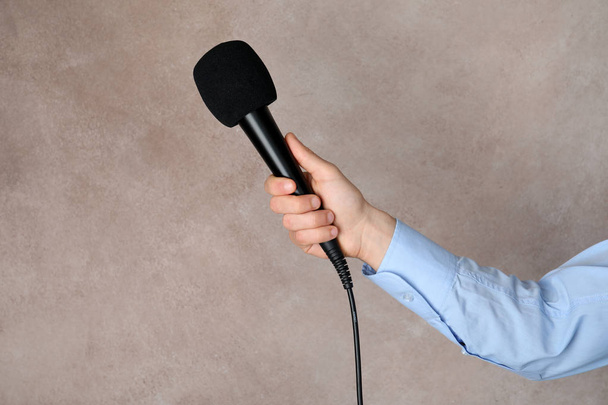 Femme tenant le microphone sur fond couleur, espace pour le texte
 - Photo, image