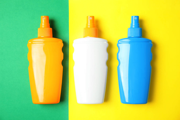 Bottles with sun protection products on color background, top view - Foto, Imagem