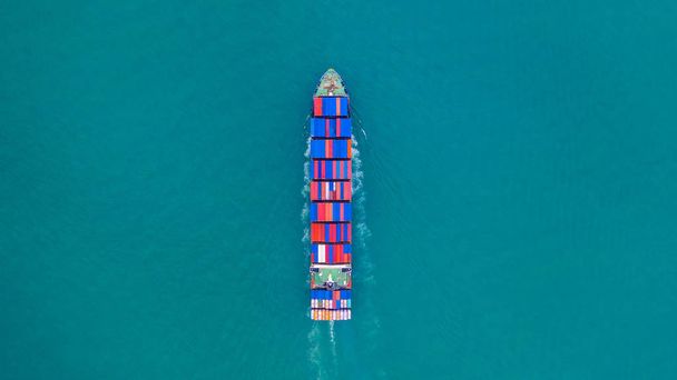 Konténerszállító hajó szállító konténer importálása és exportálása, üzleti logisztikai szállítás a konténer hajó a nyílt tengeren. - Fotó, kép