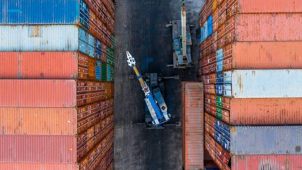 Containerverladung im Frachtcontainer in der Werft mit Gabelstapler, Luftaufnahme. - Foto, Bild