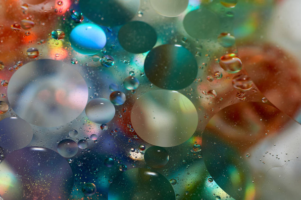 kelluva vedessä abstrakti värikäs öljy tippaa
 - Valokuva, kuva