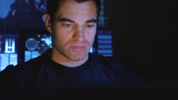 Yakışıklı erkek hacker programcı bir veri merkezi monitör ekranlar ile doldurdu geceleri bir bilgisayarda çalışıyor - Video, Çekim