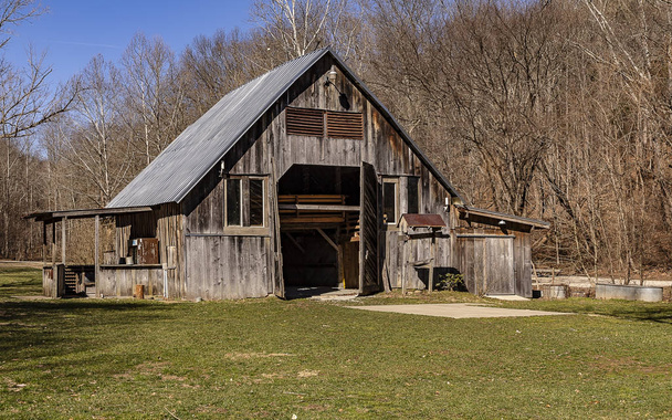 Krásné staré dřevěné stodoly na velkou zima den.  - Fotografie, Obrázek