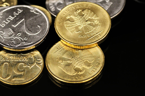 ein Makrobild einer Auswahl russischer Föderationsmünzen auf einem reflektierenden schwarzen Hintergrund - Foto, Bild