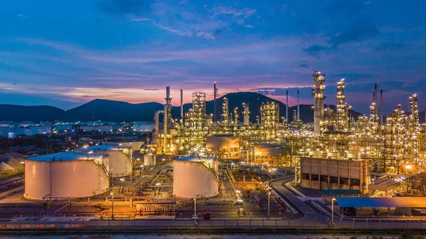 Vista aérea del tanque químico de petróleo y gas con fondo de la planta de refinería de petróleo en el crepúsculo
. - Foto, imagen