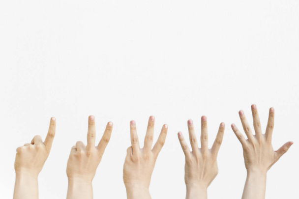 Мужские руки подсчитывают от одного до пяти изолированных на белом фоне
. - Фото, изображение