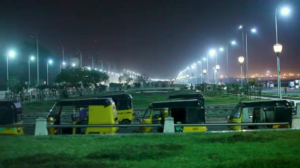 eine Nachtsicht auf den Yachthafenstrand von Chennai, Tuk Tuks-Parkplatz mit Straßenbeleuchtung - Filmmaterial, Video