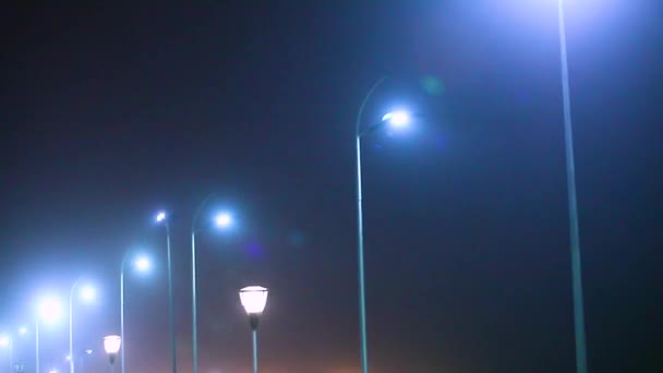 Vista notturna a Marina Beach, Chennai, India, persone che camminano con il lampione
 - Filmati, video