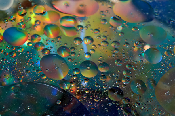 lebeg a vízben, absztrakt színes olaj cseppekben - Fotó, kép