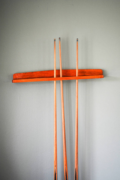 Billard-Queue-Sticks in Behälter an der Wand für Snookerbälle spielen Indoor-Sportverein - Ausrüstung für Billard-Spiel - Foto, Bild