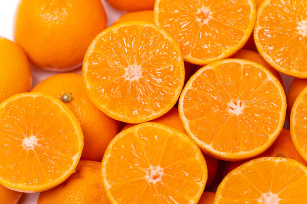 Pohled na kulaté řezané plátky zralých šťavnatých organických mandarína pomerančů na bílém podkladu. Vitamíny zdravý životní styl veganské Super potraviny koncept. - Fotografie, Obrázek
