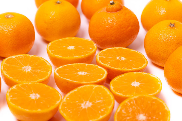 Ensemble de tranches rondes coupées d'oranges mandarines biologiques juteuses et mûres sur fond blanc. Vitamines mode de vie sain végétalien super aliments concept
. - Photo, image
