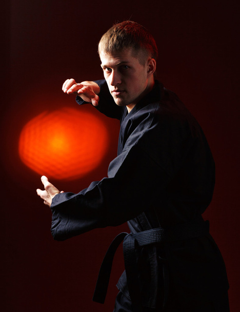 Combatiente en kimono negro
 - Foto, imagen