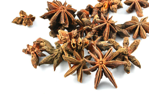 Fruta china de anís estrella de especias aislada sobre fondo blanco / Estrella anisada Badian khatai - Especias tradicionales de Navidad
 - Foto, imagen