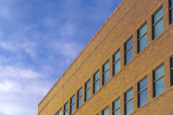 Modern épület külső ragyogó kék ég alatt - Fotó, kép