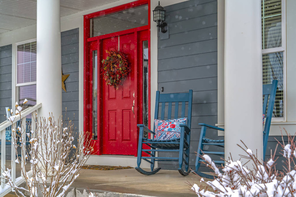 Χειμερινή άποψη του σπιτιού με κόκκινη πόρτα και μπροστινό μέρος - Φωτογραφία, εικόνα
