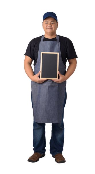 Teljes test munkás ember vagy katona fekete póló és kötény a gazdaság elszigetelt fehér background vágógörbével chalkboard - Fotó, kép