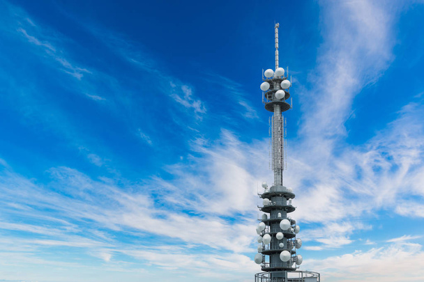 Telekomünikasyon ekipmanları - yönlü cep telefonu anten yemekleri. Parlak mavi gökyüzü arka planı ile kablosuz iletişim. - Fotoğraf, Görsel