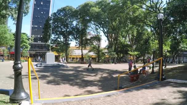 Londrina - PR, Brazil - December 12, 2018: Ordinary day at Marechal Floriano Peixoto square (Praa da Bandeira) in Londrina city. Square with people, some benches on the downtown. - Záběry, video