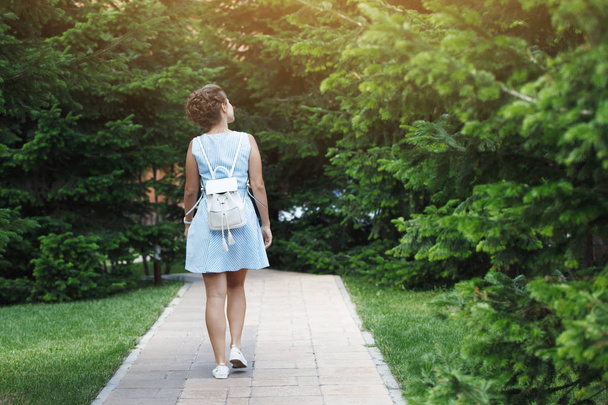 schöne junge Frau, die im Sommer im Park spaziert  - Foto, Bild