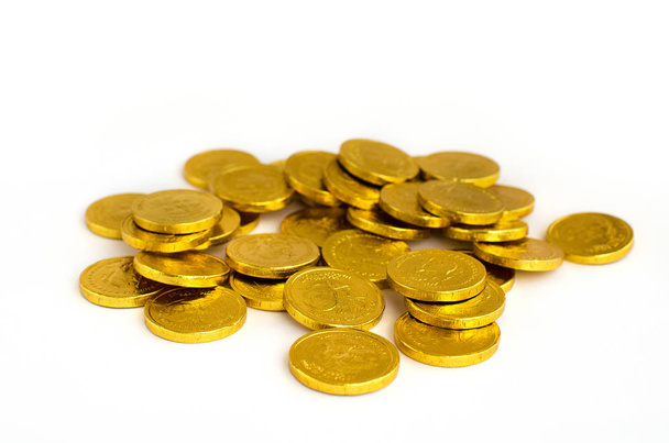 Куча золотых шоколадных монет на белом фоне
 - Фото, изображение